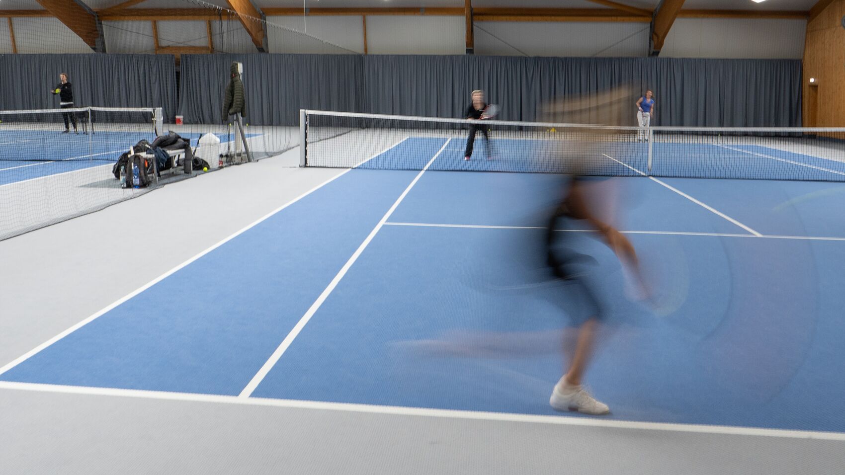 Gelenkschonender Struktur­velour-Boden­belag von SCHÖPP® in der ETUF-Tennis­halle, Essen.