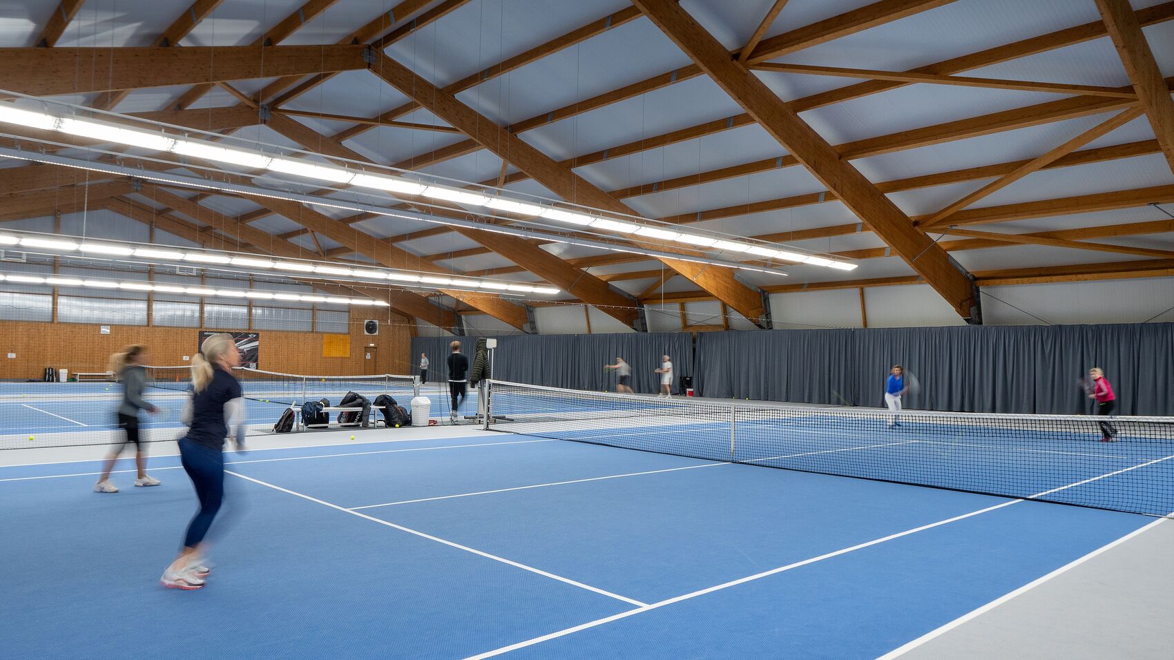 Machen Sie Ihr Spiel: Buchen Sie Ihren Tennis­court in der Tennishalle des ETUF in Essen.