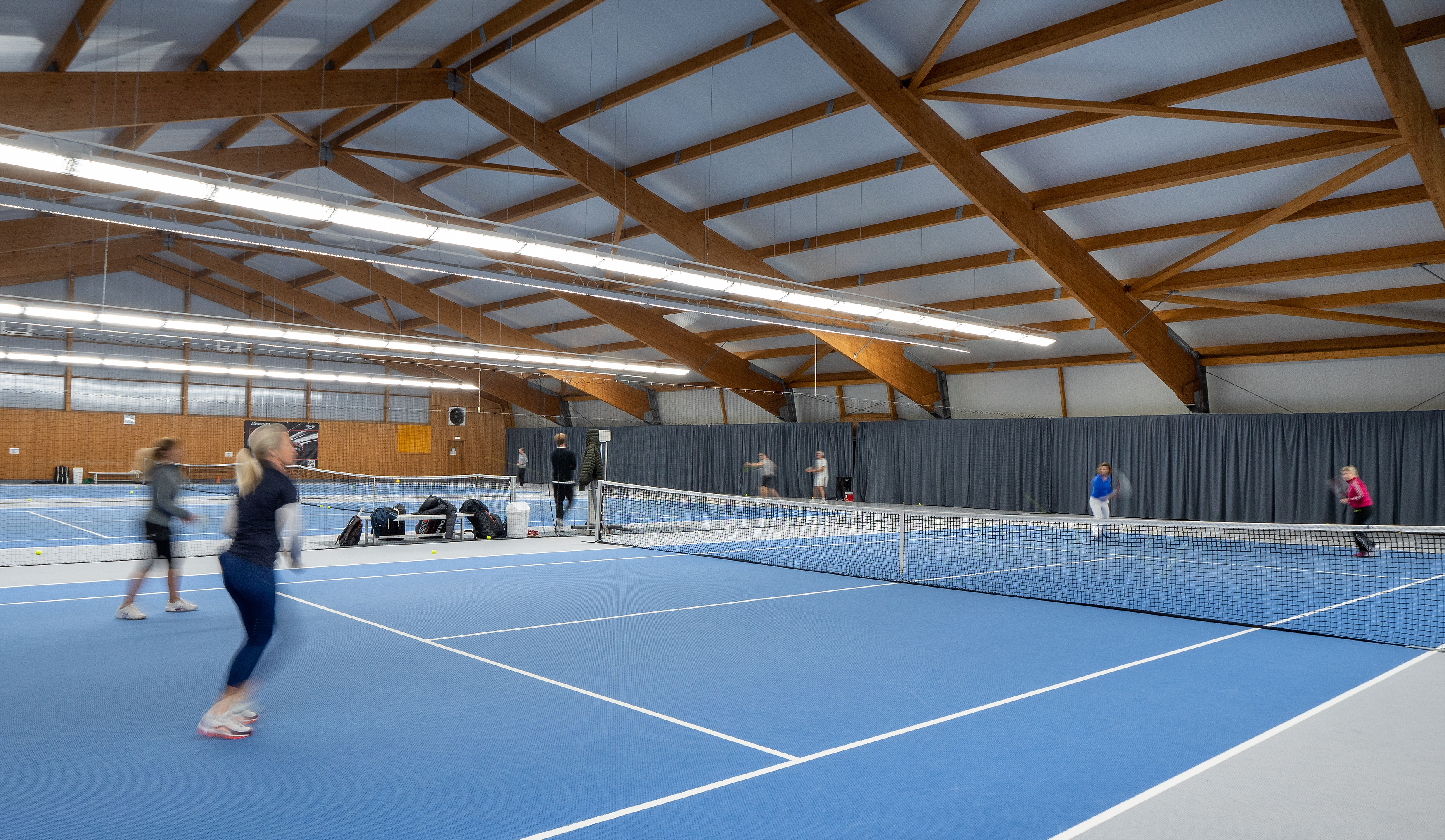 Machen Sie Ihr Spiel: Buchen Sie Ihren Tennis­court in der Tennishalle des ETUF in Essen.