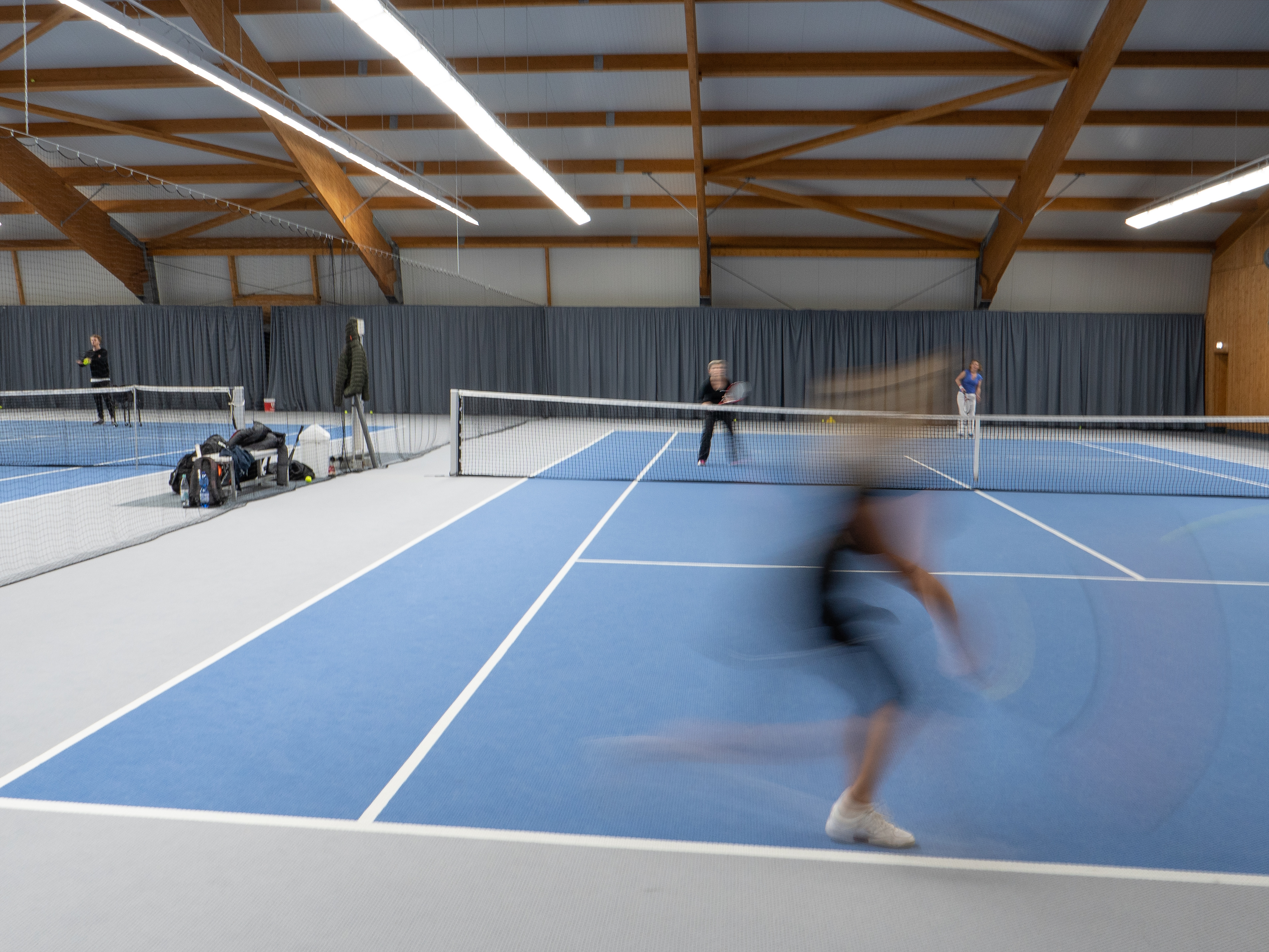 Gelenkschonender Struktur­velour-Boden­belag von SCHÖPP® in der ETUF-Tennis­halle, Essen.